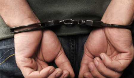 لفها في بطانية ورماها في الشارع .. ضبط شخص قتل زوجته 